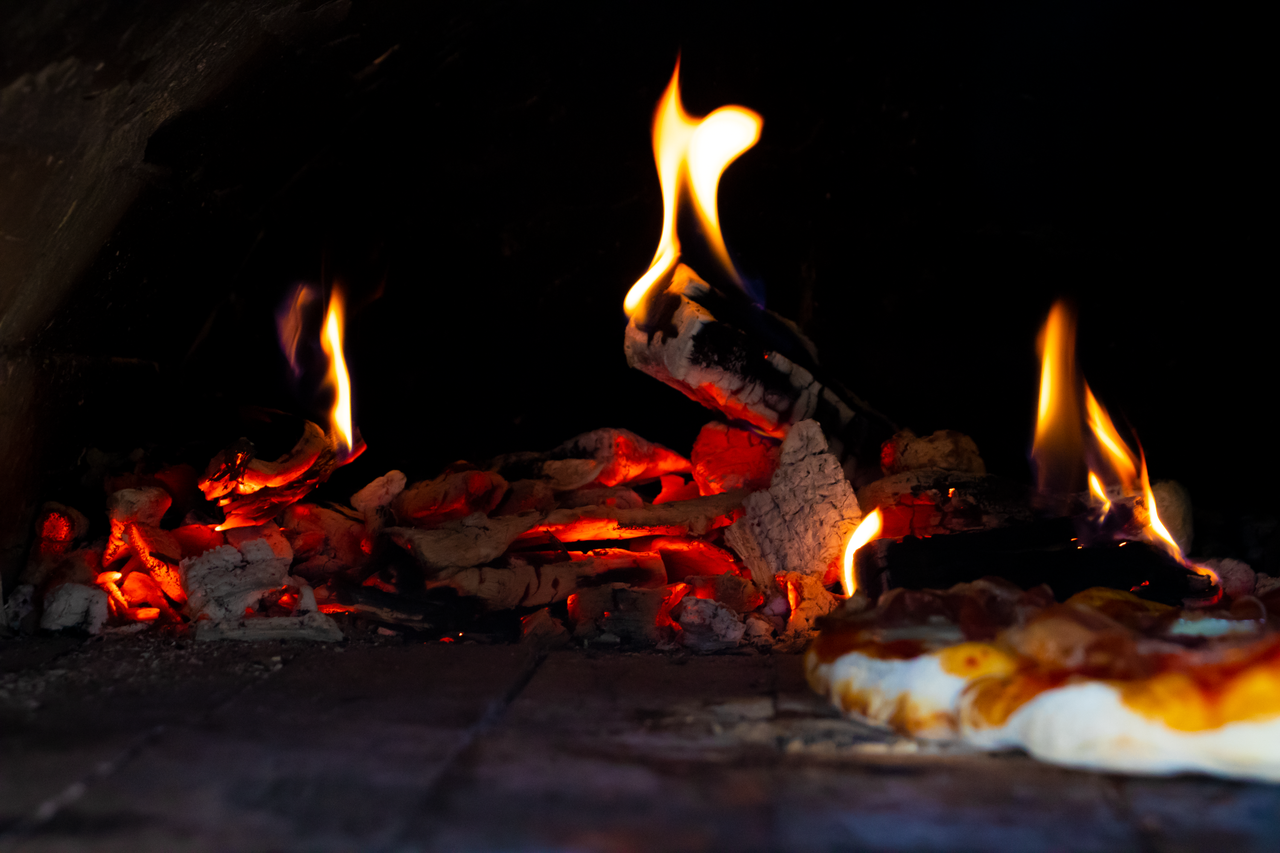 Frissen sült pizza fatüzelésű kemencéből