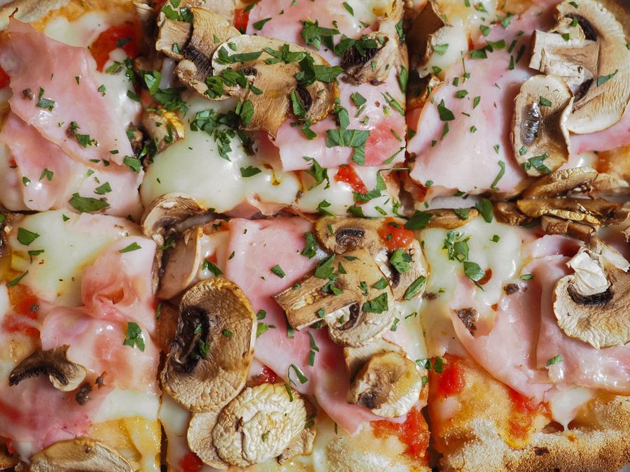 Prosciutto e Funghi pizza